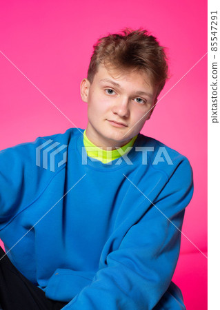 Young white european man isolated on pink Young white european man isolated on pink 85547291