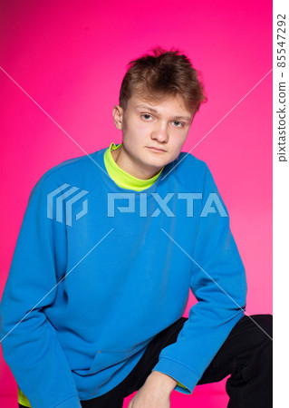 Young white european man isolated on pink Young white european man isolated on pink 85547292