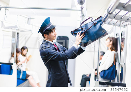 車站工作人員收集乘客遺忘物品 車站工作人員收集乘客遺忘物品 85547662