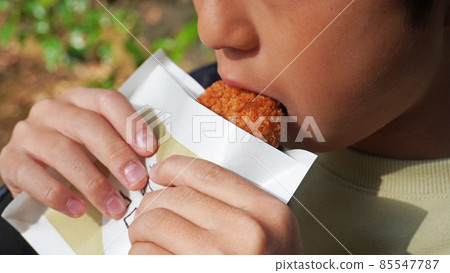 Boy eating croquette <02> Croquette purchased in a kitchen car Boy eating croquette <02> Croquette purchased in a kitchen car 85547787