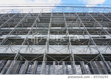 Scaffolding installed in dilapidated public buildings to be demolished 85550293