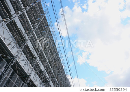 Scaffolding installed in dilapidated public buildings to be demolished 85550294