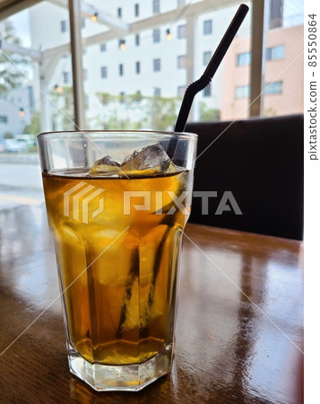 在咖啡店喝茶 85550864