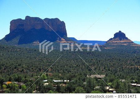 Twin Butte seen from Sedona Casaderal Rock & Bell Rock Chapel of the Horly Cross Twin Butte seen from Sedona Casaderal Rock & Bell Rock Chapel of the Horly Cross 85551471