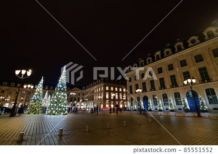 在法國巴黎放置一棵聖誕樹的旺多姆廣場。拍攝於 2021 年 12 月 30 日。 在法國巴黎放置一棵聖誕樹的旺多姆廣場。拍攝於 2021 年 12 月 30 日。 85551552