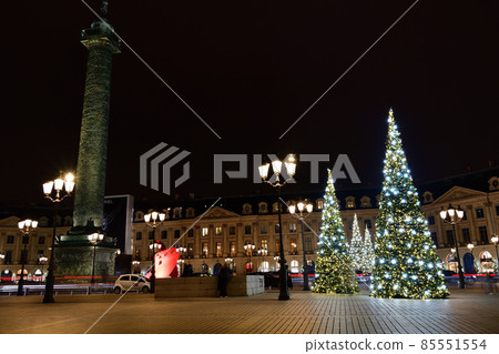 在法國巴黎放置一棵聖誕樹的旺多姆廣場。拍攝於 2021 年 12 月 30 日。 85551554