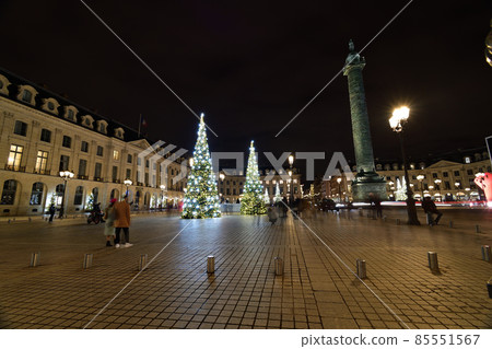 在法國巴黎放置一棵聖誕樹的旺多姆廣場。拍攝於 2021 年 12 月 30 日。 85551567