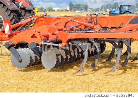 Multirow disc harrow for field work as a hitch on an agricultural tractor. 85552943