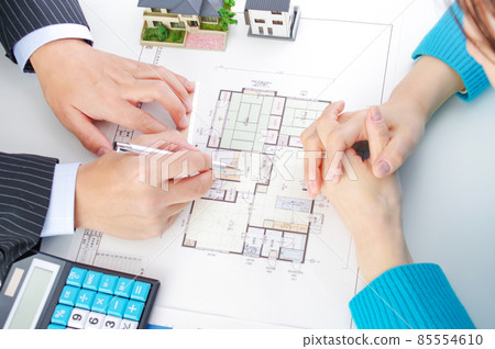 Men and women discussing their own home 85554610