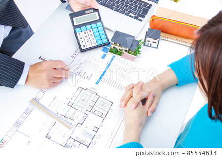 Men and women discussing their own home 85554613