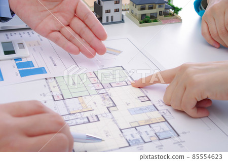 男人和女人討論自己的家 男人和女人討論自己的家 85554623