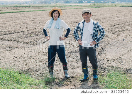 夫妻做農活和新農業的形象 85555445