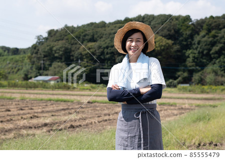 一個農婦和一個日本女人做農活的形象 85555479
