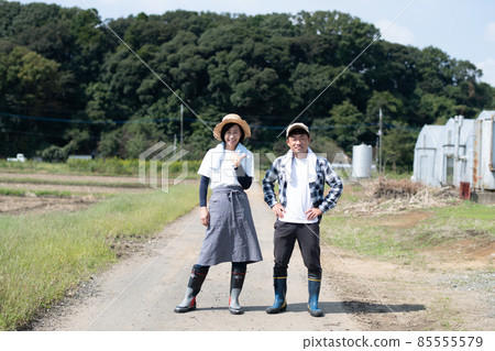 夫妻做農活和新農業的形象 85555579