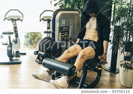 Men doing leg muscle training (leg extensions) 85556110