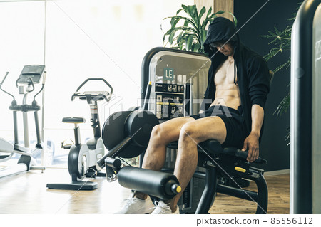 Men doing leg muscle training (leg extensions) 85556112