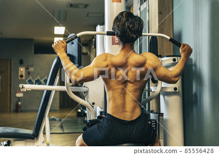 一個在體育館鍛煉背部的男人 一個在體育館鍛煉背部的男人 85556428
