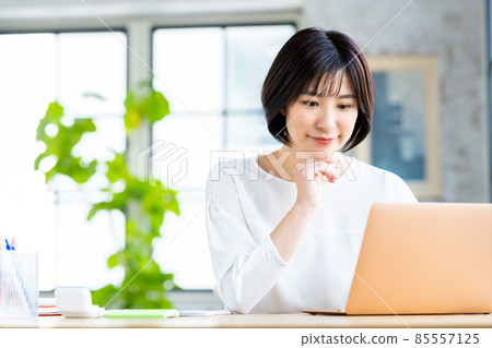 遠程辦公的年輕女子 85557125
