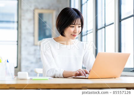 Telework young woman 85557126