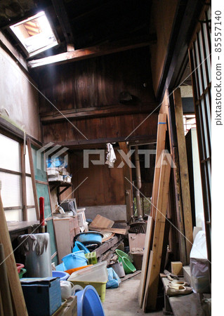 [Ruins, disaster image] Inside a deteriorated and decaying private house (retouched) 85557140