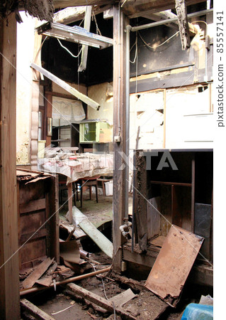 [Ruins, disaster image] Inside a deteriorated and decaying private house (retouched) 85557141