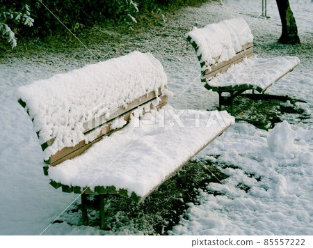 有雪的公園長椅 有雪的公園長椅 85557222