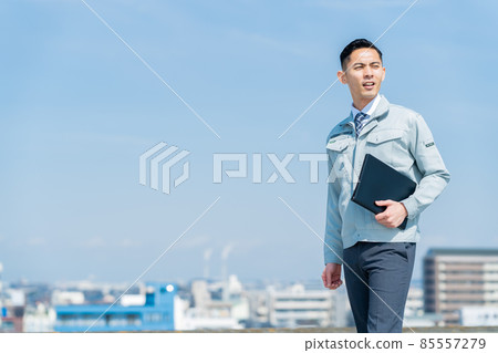 企業商人天空建築建築房地產男性 85557279