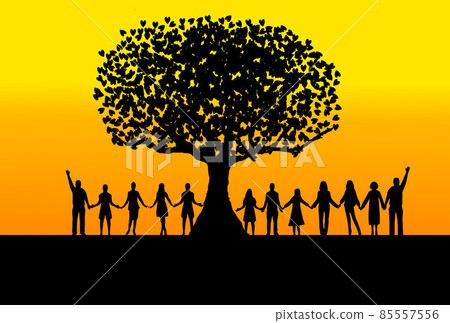 多樣性 大樹下牽手的各種人的剪影 85557556
