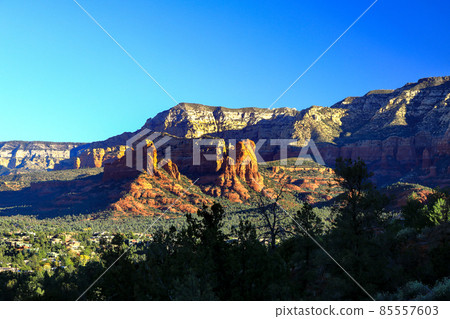 從塞多納機場梅薩山頂欣賞紅岩山脈 85557603