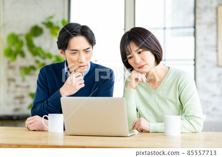 A young couple worried while looking at a computer 85557713