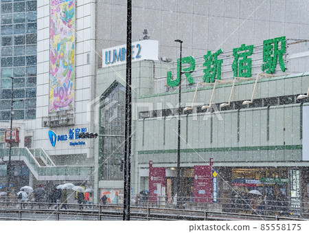 雪新宿站前的風景 85558175