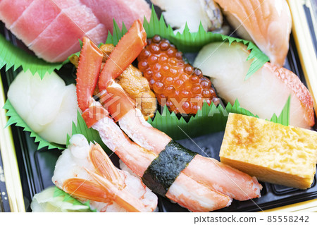 A little luxurious sushi lunch 85558242