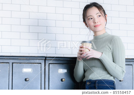 喝咖啡休息的女性有一個複印空間 喝咖啡休息的女性有一個複印空間 85558457