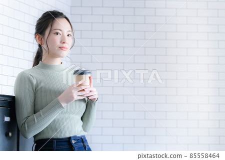 喝咖啡休息的女性有一個複印空間 85558464