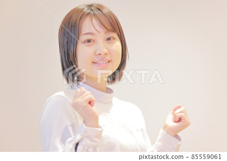一個年輕女人的肖像_特寫 5 85559061