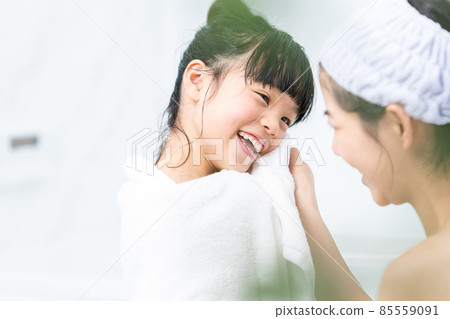 Mother wiping her daughter after taking a bath Mother wiping her daughter after taking a bath 85559091