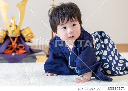 第一條:坐在頭盔前的男孩 第一條:坐在頭盔前的男孩 85559171