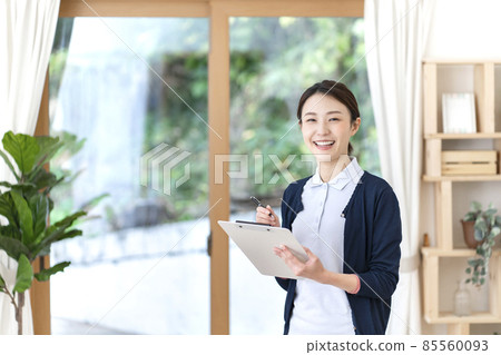 年輕的女性照顧者 年輕的女性照顧者 85560093