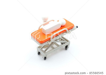 擔架抬著的人 85560545