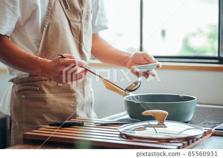 Men tasting (tasting / hand) 85560931