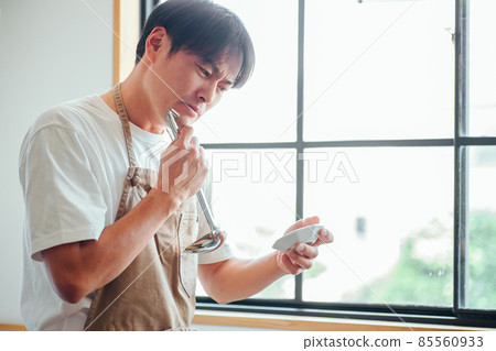 Men tasting (tasting / troubled) Men tasting (tasting / troubled) 85560933