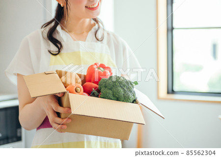 廚房紙板蔬菜的女性（無臉） 85562304