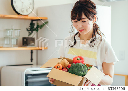 廚房裡用紙板裝蔬菜的女性 85562306