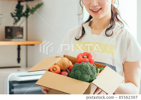 廚房紙板蔬菜的女性（無臉） 85562307