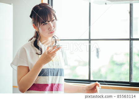Female tasting (tasting / troubled) Female tasting (tasting / troubled) 85563114