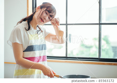 女性在廚房使用煎鍋（累） 85563172