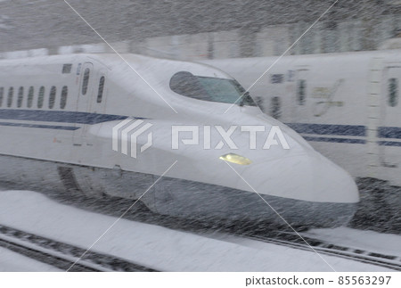 N700 Nozomi passing through the snowy Maibara station 85563297