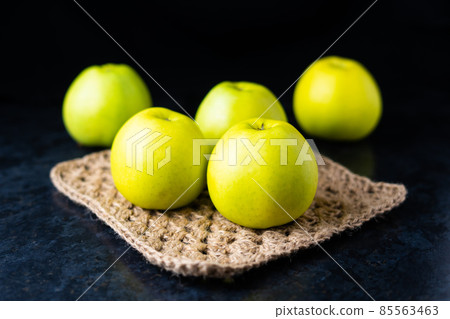 Ripe green apple fruits on dark stone table. Top view with copy space. Flat lay 85563463