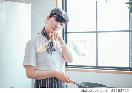 Cook in a cook coat standing in the kitchen (fatigue) Cook in a cook coat standing in the kitchen (fatigue) 85563793