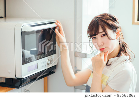 Female using a microwave (problem) 85563862